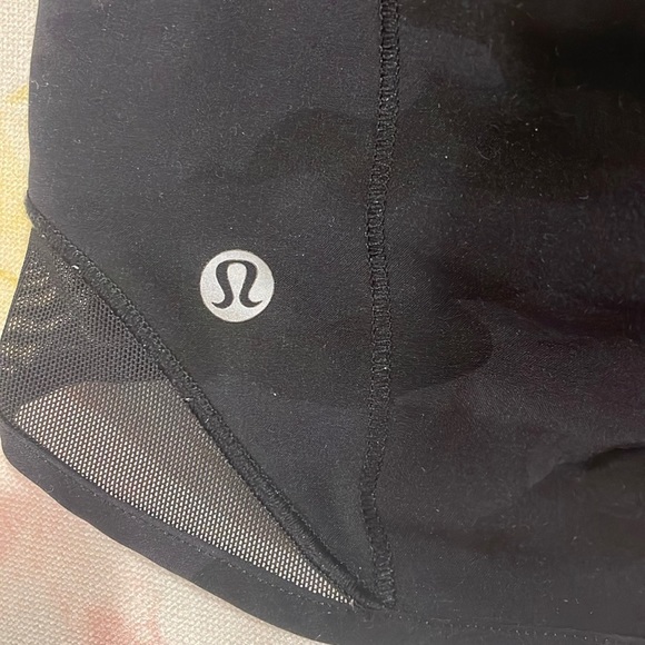 Lululemon! Black camo Hotty Hot Low-Rise 2.5 Length Size 8 - Picture 4 of 4